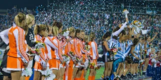 Oranje kijkt toe hoe Argentinië de wereldtitel viert. 