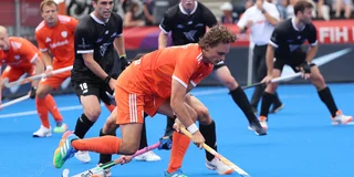 Floris Middendorp aan de bal tegen Nieuw-Zeeland. Foto: Willem Vernes