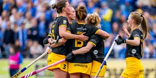 Felicitaties voor Frédérique Matla na haar doelpunt. 