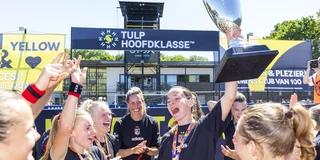 Sabine Plönissen tilt de gewonnen beker omhoog. Foto: Willem Vernes