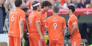 Oranje viert een doelpunt tegen India.