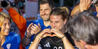 Met haar handen maakt Josine Koning een hartje voor haar teamgenoten. Foto: Willem Vernes