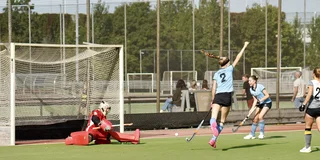 HGC juicht na een doelpunt tegen Schiedam. Foto: Gijs van Acker
