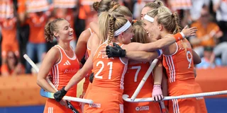 Vertrouwd beeld dit WK: de Oranje-groepsknuffel.