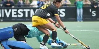 Frédérique Matla probeert om keepster Babette Backers te spelen. Foto: Willem Vernes