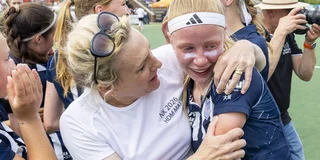 Elin Mantel wordt geknuffeld door haar teammanager, na de winst in de finale. 
