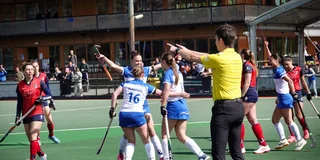 Felicitaties bij Leonidas na een doelpunt tegen Huizen