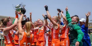 Oranje Meisjes U18 vieren de zege in het achtlandentoernooi. Instagram: federacionandaluzadehockey