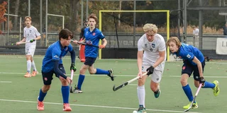 Duel om de bal bij Breda JO16-Hurley JO16. Foto: Rene van Loon
