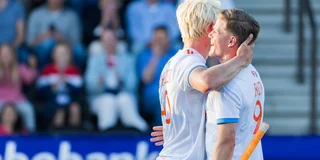 Luke Dommershuijzen en Koen Bijen (rechts) vieren een doelpunt. 
