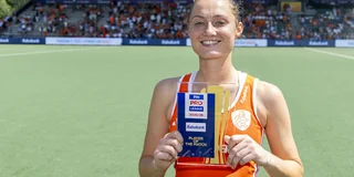 Marijn Veen na de Pro League-wedstrijd tegen Spanje met de 'player of the match'-award.