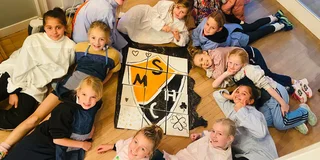 SMHC logo met jeugdspelers. Foto: Linda Grondstra-Smets