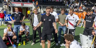 Amsterdamcoach Rick Mathijssen spreekt tijdens een pauze tussen de kwarten in met zijn ploeg