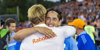 Jip Janssen omhelst zijn vervanger Pepijn van der Heijden na de zege op Argentinië. Foto: Willem Vernes
