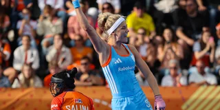 Yibbi Jansen juicht na haar doelpunt tegen India. Foto: Willem Vernes