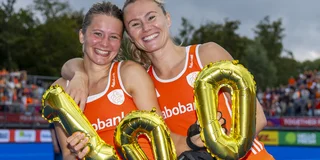 Freeke Moes met haar zus Guusje en de drie ballonnen voor haar honderdste interland. Foto: Willem Vernes