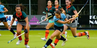 Bekkers haalt uit met haar backhand. 
