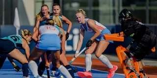 Maud van den Heuvel kijkt of er een afspeelmogelijkheid is. Foto: Worldsportpics/Bart Scheulderman