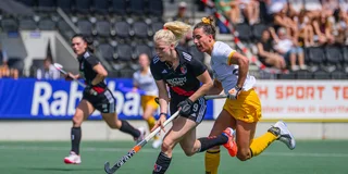Trijntje Beljaars in een sprintduel met Frédérique Matla. Foto: Bart Scheulderman