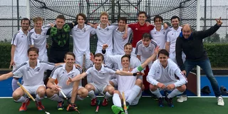 Teamfoto van Hattem Heren 1 uit het archief van Patrick Jeuken. Met helemaal rechts Jeuken, en in het midden met de vuist omhoog Floris Middendorp.