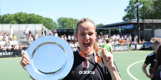 Juichend toont Felice Albers de kampioensschaal. Foto: Willem Vernes
