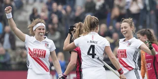 Marijn Veen, Kitty van Male en Sosha Benninga vieren een goal tijdens de play-offs van 2017-2018, het eerste seizoen van Veen voor Amsterdam.
