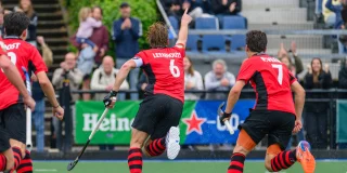 Pepijn Leenhouts loopt juichend weg na zijn doelpunt tegen Laren. Foto: Bart Scheulderman