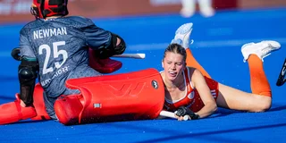 Guusje Moes maakt duikend de 0-1 voor Oranje. 