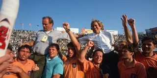 Hans Jorritsma en assistent Joos Bellaart op de schouder na het behalen van de wereldtitel in 1990. Foto: KNHB/Jeroen van Bergen