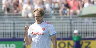 Jip Janssen heeft een strafcorner verzilverd. Foto: Willem Vernes