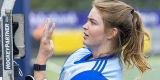 Met haar vingers gebaart Babette Backers na haar familie wanneer ze debuteert: in het vierde kwart. Foto: Willem Vernes