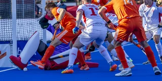 Thierry Brinkman pusht de bal richting het Engelse doel. Of de bal volledig over de doellijn was, kon niet worden vastgesteld. Foto: Willem Vernes