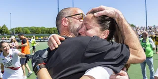 Sabine Plönissen valt in de armen van coach Jesse Mahieu. Foto: Willem Vernes 