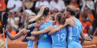 De Oranjevrouwen vieren een doelpunt tegen Chili. 