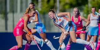 Lotte Ruts speelt de bal af tegen Duitsland. Foto: Worldsportpics/Frank Uijlenbroek