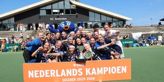 Kampioensfoto van HDM, de ploeg juicht met hun medailles om en de beker in handen.