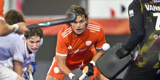 Floris Middendorp houdt zijn ogen op de bal. Foto: Bart Scheulderman