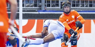 Lars Balk is een van de uitlopers die zich bij strafcorners in de vuurlinie werpen. Foto: Willem Vernes