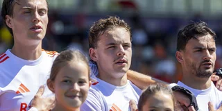 Joppe Wolbert tijdens het Wilhelmus naast Duco Telgenkamp en Tijmen Reyenga. Foto: Willem Vernes