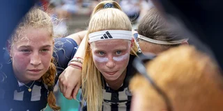 Elin Mantel in de huddle van HDM MO18, het team waar ze pas een paar weken in speelt.