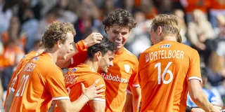 Oranje viert de winst op India.