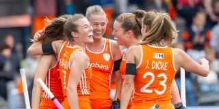 Blije gezichten na een openingstreffer van Oranje.