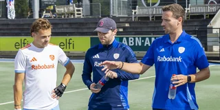 Aanvoerder Joppe Wolbert luistert naar de uitleg van Rick Mathijssen. Foto: Willem Vernes