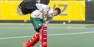 Derk Meijer als international met keeperstas op het veld, voor de wedstrijd tussen Nederland en Frankrijk.