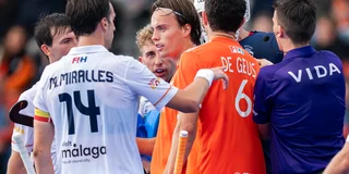 Spaanse spelers omringen Duco Telgenkamp na zijn beuk tegen Xavier Gispert. Foto: WorldSportPics/Ewout Pahud de Mortanges