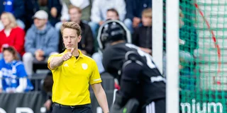 Scheidsrechter Jonas van 't Hek benoemd tot Lid van Verdienste. Foto: Willem Vernes