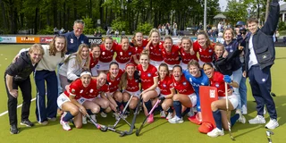 Het ontlopen van de play-outs wordt gevierd met een groepsfoto. Foto: Willem Vernes