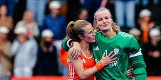 Xan de Waard en Anne Veenendaal zoeken na de verloren WK-finale troost bij elkaar. Foto: WorldSportPics/Ewout Pahud de Mortanges