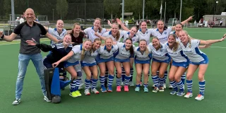 De dames van HVA uit Assen promoveren naar de Derde Klasse. Foto: Robin ter Ellen