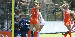 Freeke Moes tikt de bal binnen bij de tweede paal. Foto: Willem Vernes